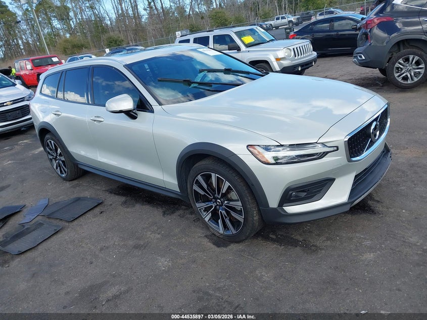 2021 Volvo V60 cross country