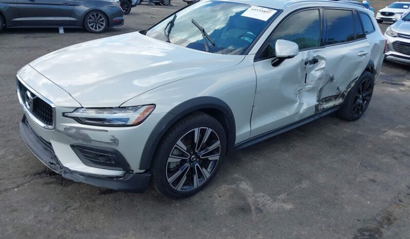 
								2021 Volvo V60 cross country full									