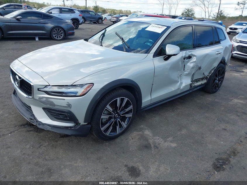 2021 Volvo V60 cross country