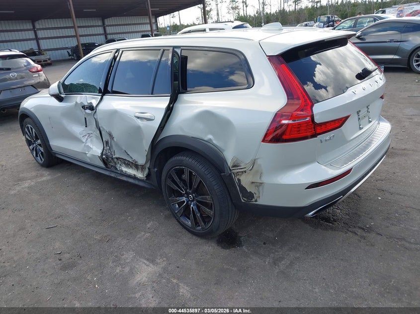 2021 Volvo V60 cross country