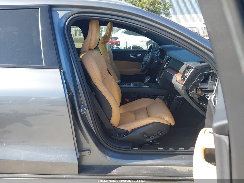 2020 Volvo V60 cross country
