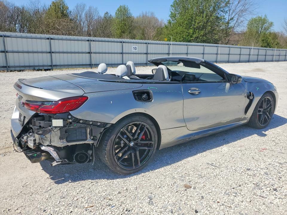 2022 BMW M8