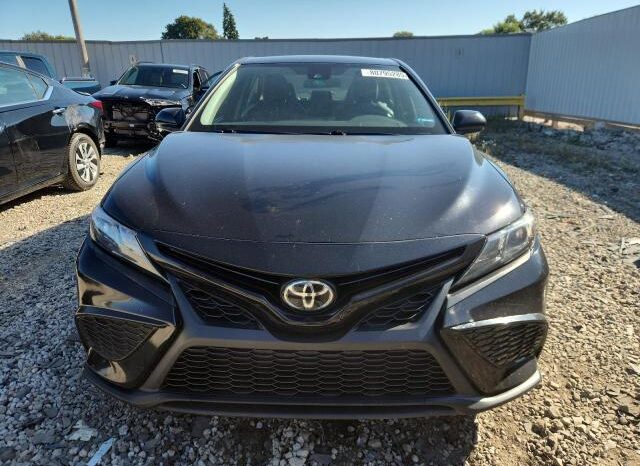 
								2021 Toyota Camry se full									