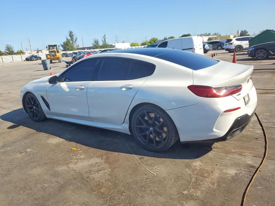 2022 BMW M8