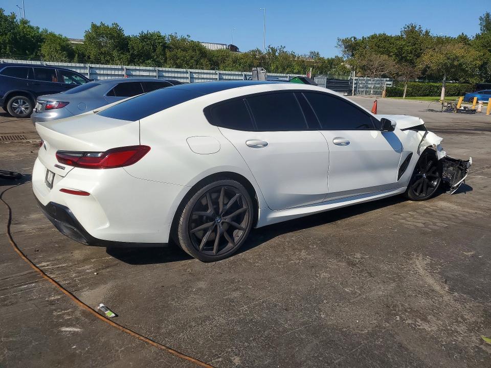 2022 BMW M8