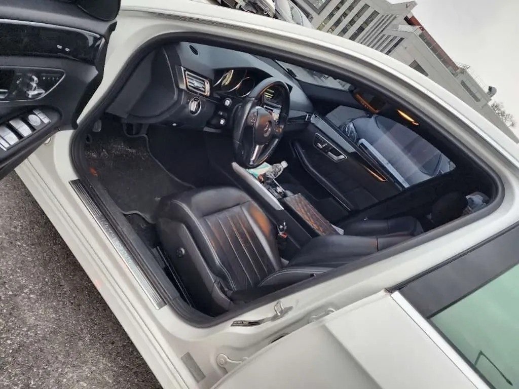 MERCEDES BENZ E300