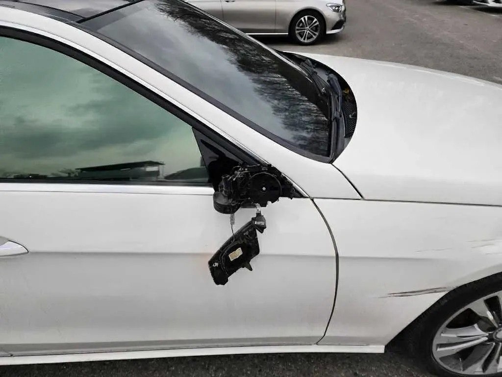 MERCEDES BENZ E300