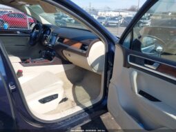 
										2011 Volkswagen Touareg full									