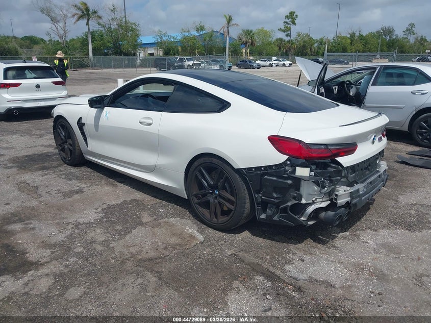 2022 BMW M8