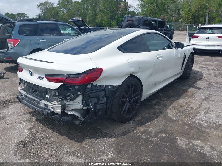 2022 BMW M8