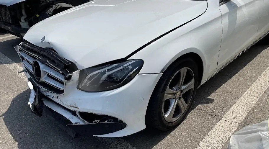 MERСEDES BENZ E200