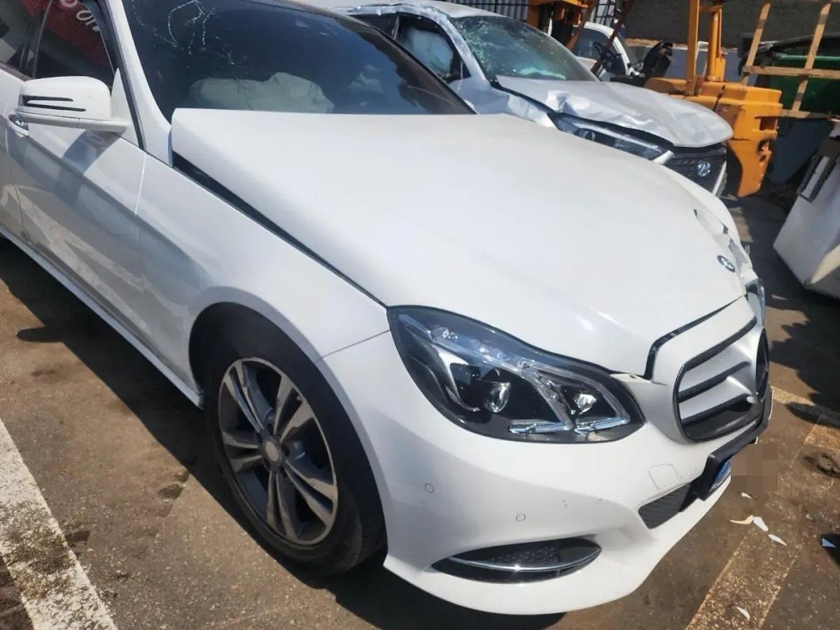 MERCEDES BENZ E220
